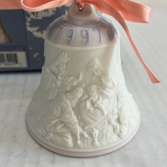 1997 Lladro Decorative Cream Bell with Pink Ribbon - Picture 2 of 6